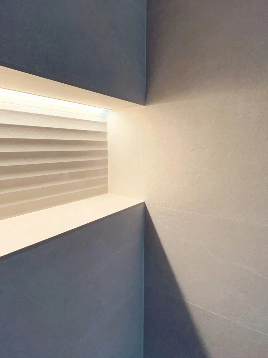Hornacina iluminada con revestimiento texturizado · Ana Uría Interiorismo